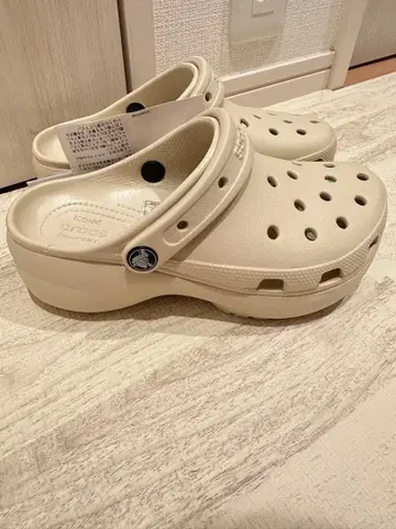 Crocs 크림색 샌들 통굽 새상품