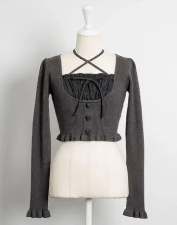 pium 요크 절개 하트 버튼 긴팔 니트 차콜