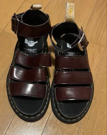 닥터마틴 다크 브라운 스트랩 샌들