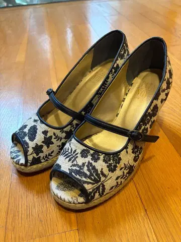 [ 4/25까지의 한정 판매 ] 플라워 프린트 오픈토 웨지힐 펌프스