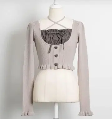 pium 요크 절개 하트 버튼 긴팔 니트 베이지