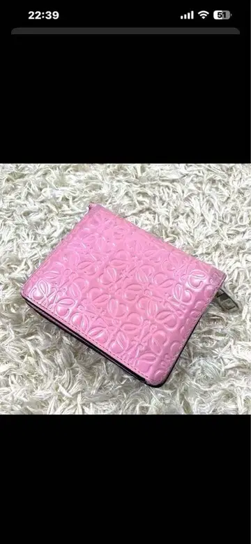 핑크 엠보싱 가공 장지갑