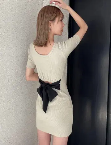 GYDA 백 리본 크루넥 원피스