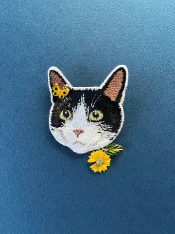 하치와레 고양이 얼굴 자수 브로치 나비와 해바라기