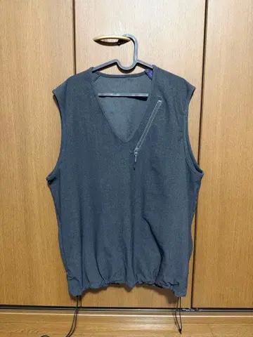 다크 그레이 V넥 베스트 지퍼 포켓 부착