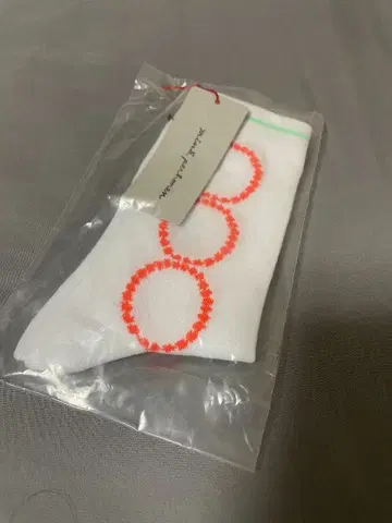 미나 페르호넨 화이트 양말 오렌지 자수