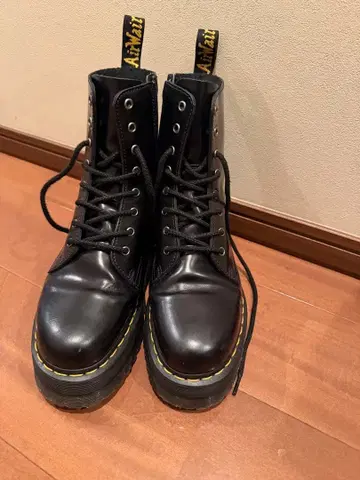 닥터마틴 JADON 8홀 블랙 통굽 부츠