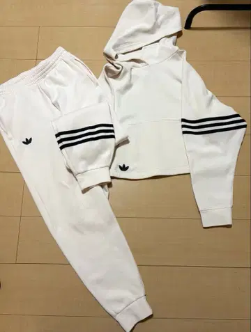 adidas 맨투맨 셋업 크림색