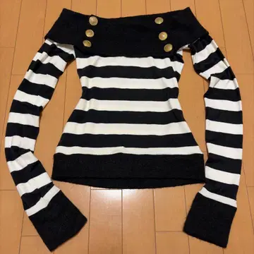 d.i.a. 다이아 오프숄더 상의 보더 골드 버튼