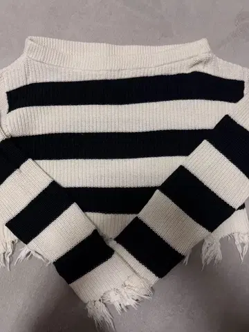 GYDA 오프숄더 라인 보더 니트