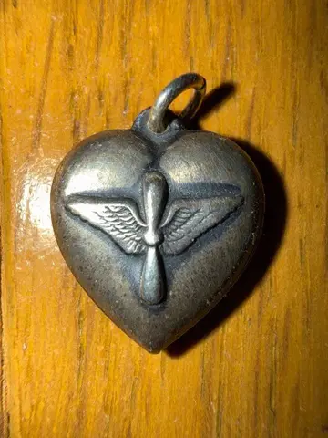 하트형 은색 펜던트 날개 심볼 포함