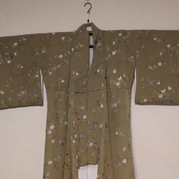 개스색 머스타드 컬러 기모노 넓은 카라 나비와 꽃 코몬