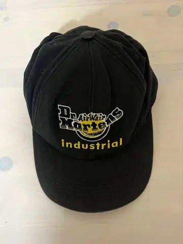 닥터마틴 로고 자수 캡