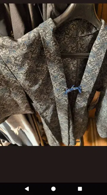 캐주얼한 블루 계열 꽃무늬 기모노