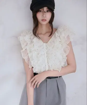 SNIDEL 스나이델 슬리브리스 프릴 블라우스 도트