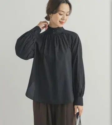 어반 리서치 도어스 아이렛 레이스 카라 블라우스 블랙