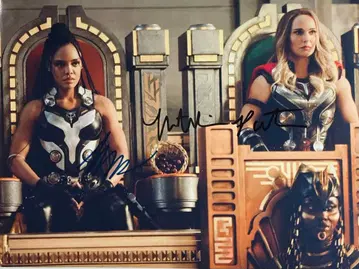 마이티 토르 테사 톰슨 & 나탈리 포트만 친필 사인 사진