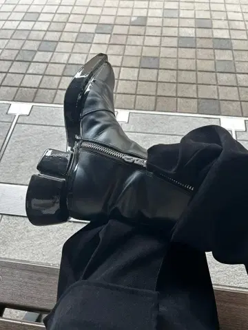 양쪽 사이드 지퍼 가죽 부츠 블랙