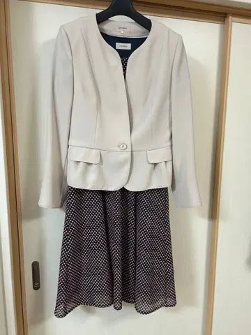 Aylesbury 자켓과 네이비 도트 드레스 세트