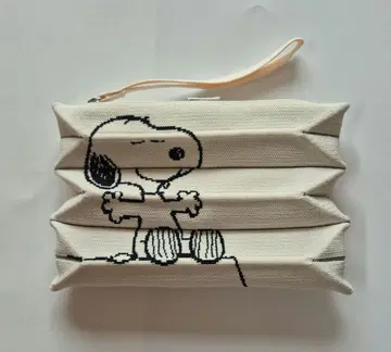 [새상품] 조셉 앤 스테이시 럭키 플리츠 니트 클러치 스누피