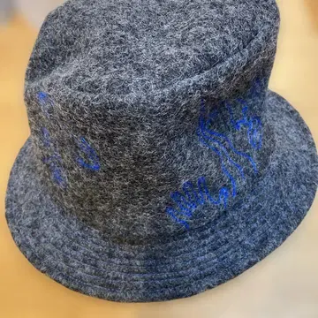 그레이 버킷햇 파란색 자수 카시라