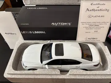 오토 아트 1/18 렉서스 LS600 화이트 펄 시리얼 넘버 포함