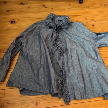 ICHI 프릴이 달린 다크 블루 긴팔 셔츠