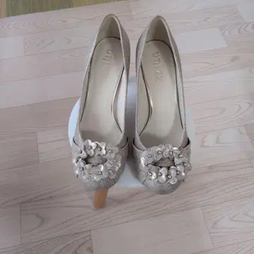 플라워 장식 실버 베이지 하이힐 23cm