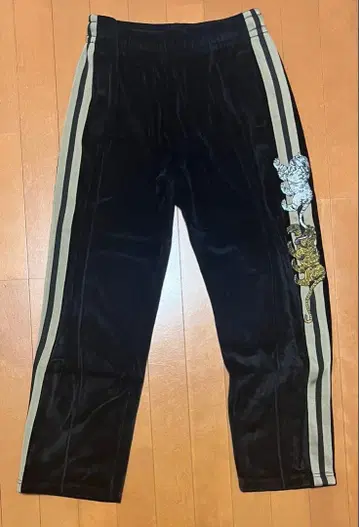 그라니프 호랑이 자수 벨로아 팬츠