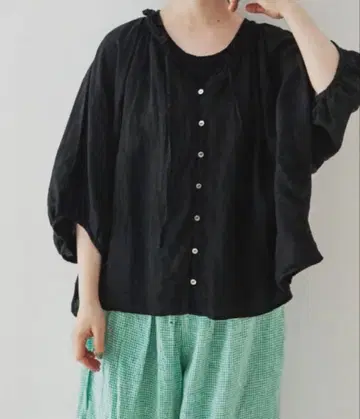 네스트로브 린넨 프릴 V넥 블라우스