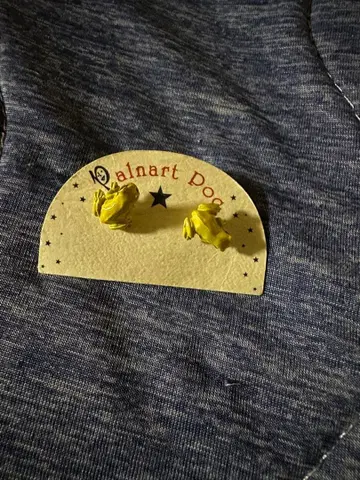 파르나토팍 정원의 개구리 귀걸이 개구리 개구리