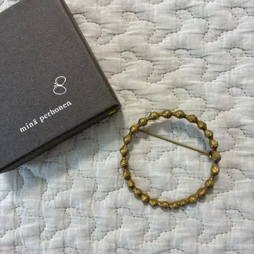 미나 페르호넨 탬버린 골드 브로치