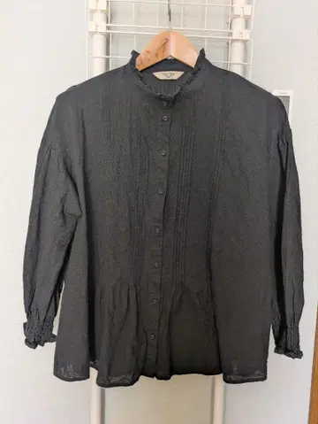 사만사 모스모스 크로스 린넨 프릴 칼라 핀턱 블라우스