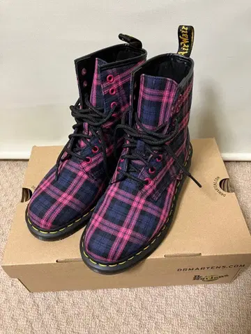 닥터마틴 8홀 부츠 타탄 체크