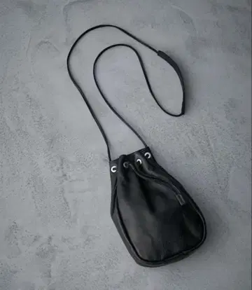 PUBLIC TOKYO 블랙 가죽 복조리형 숄더백