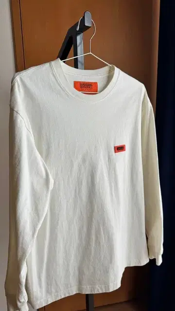 UNIVERSAL OVERALL 긴팔 티셔츠 화이트