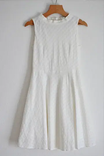 To B by agnes.b 에네스베 슬리브리스 원피스