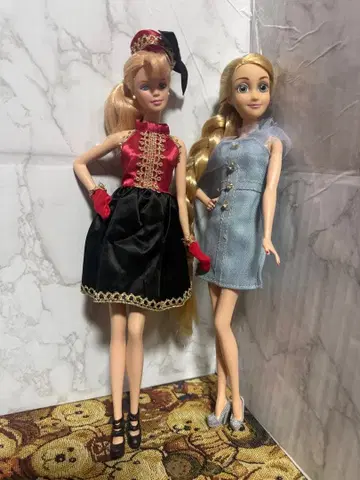 바비 인형 세트 빨강 검정 드레스와 데님