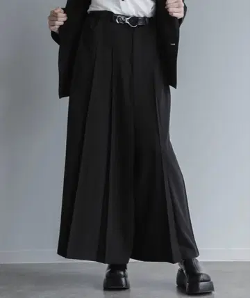 ELLUV ] 노블 퀄리티 TR 루즈 플리츠 턱 하카마 슬랙스 블랙