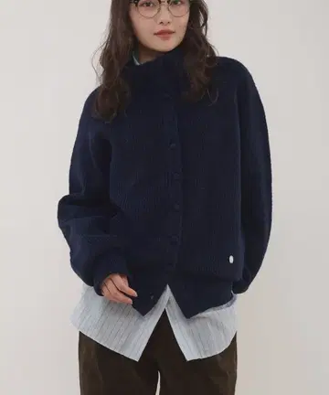 MUHET 호두 단추 스탠드넥 가디건 네이비