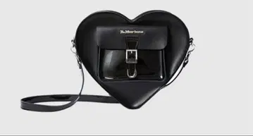 [새상품급] 하트형 블랙 숄더백 닥터마틴
