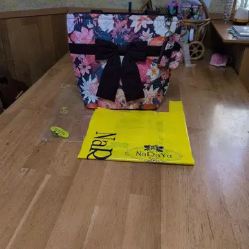 태국 나라야의 대형 퀼팅 꽃무늬 백, 같은 패턴의 미니 파우치 2개