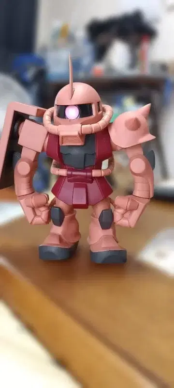 빛나는 눈의 로봇 피규어