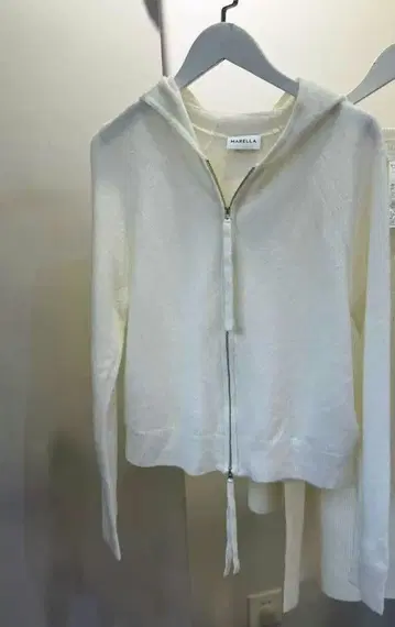 후드 부착 화이트 니트 집업