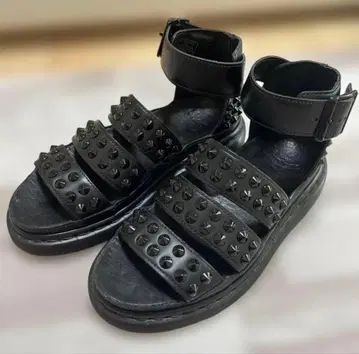 닥터마틴 스터드 샌들
