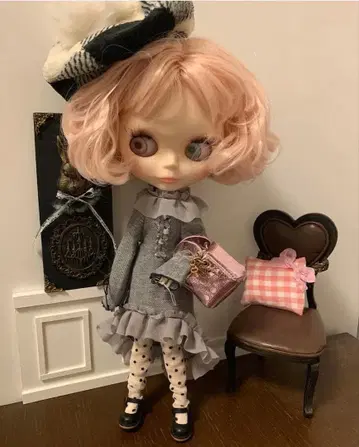 네오 브라이스 그레이 원피스와 베레모