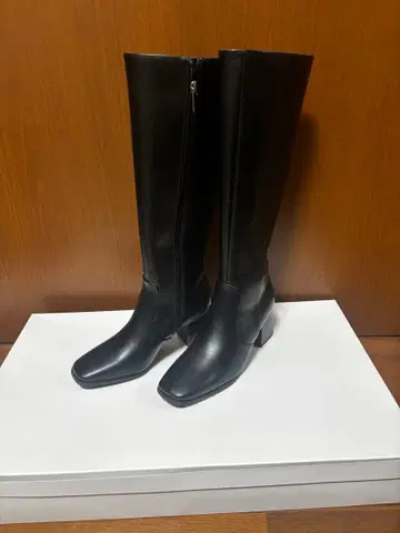 블랙 니하이 부츠 스퀘어토