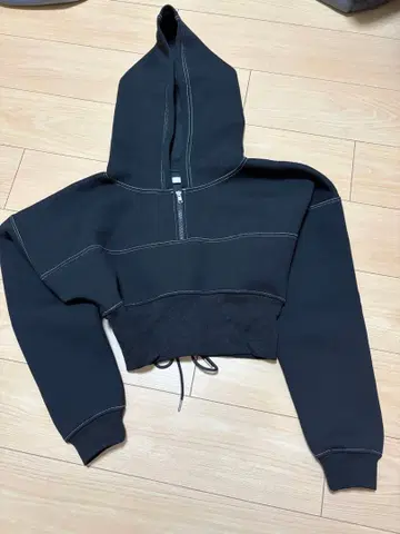 GYDA 블랙 크롭 후드티