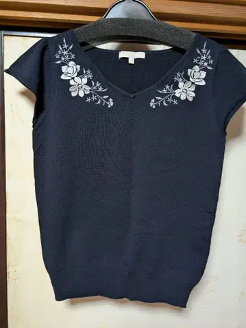 자수 프렌치 니트 프로포션 바디 드레싱 봄 반팔