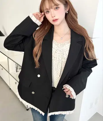 매트 골드 단추 배색 프릴 W 테일러드 자켓 moment+ 블랙